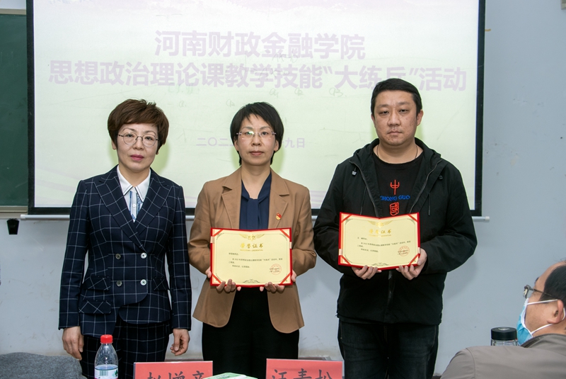 评委为二等奖获得者颁奖
