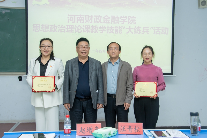 评委为一等奖获得者颁奖